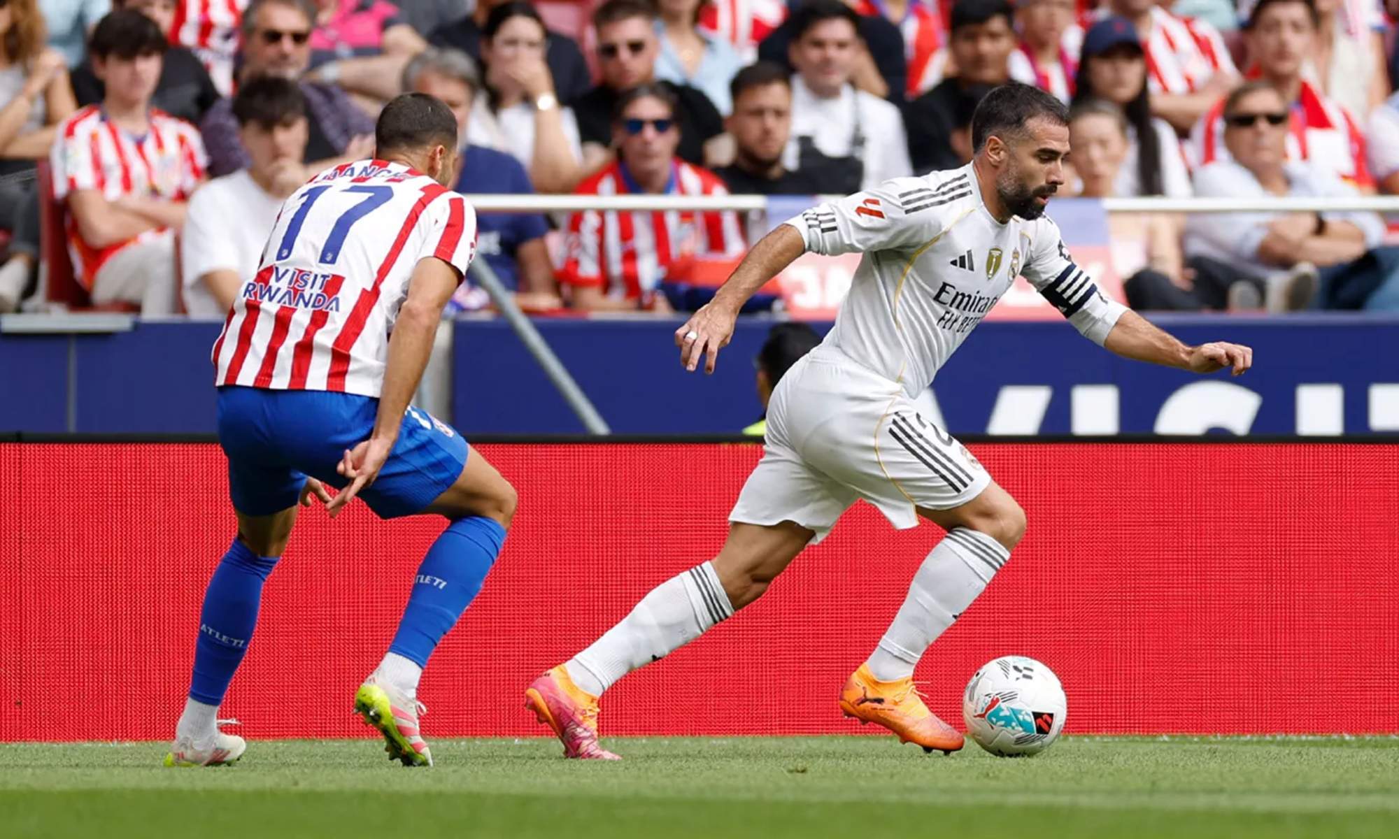 Dani Carvajal, que regresó a la titularidad, acabó el partido lesionado contra el Atlético en el Metropolitano.