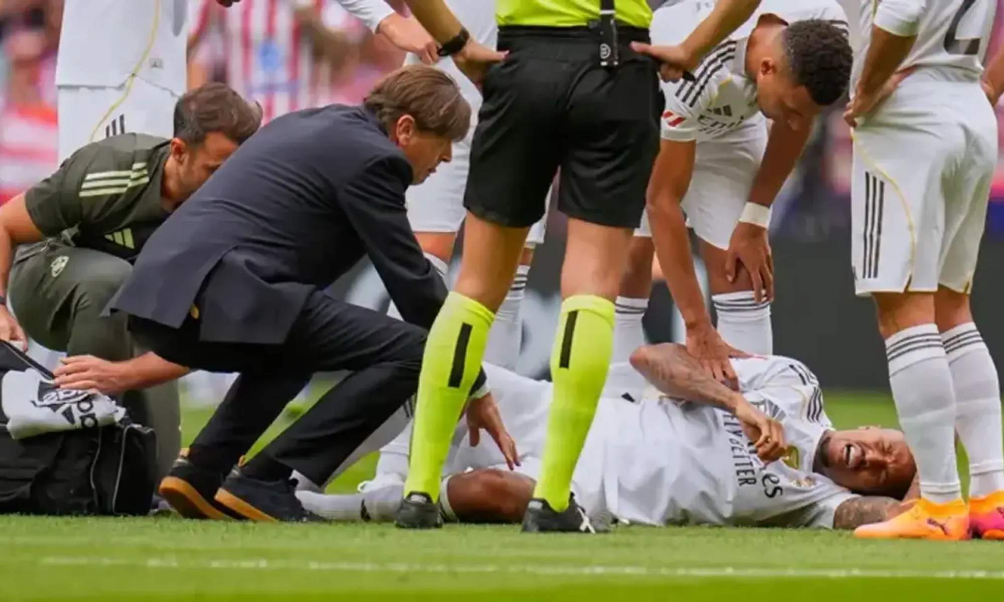Éder Militao, en el césped del Metropolitano, se duele después de la patada que le propinó Alexander Sorloth.