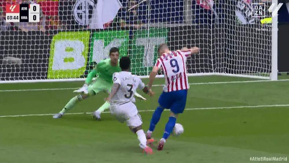 Alexander Sorloth remató contra el tobillo de Éder Militao en lugar de chutar al balón.