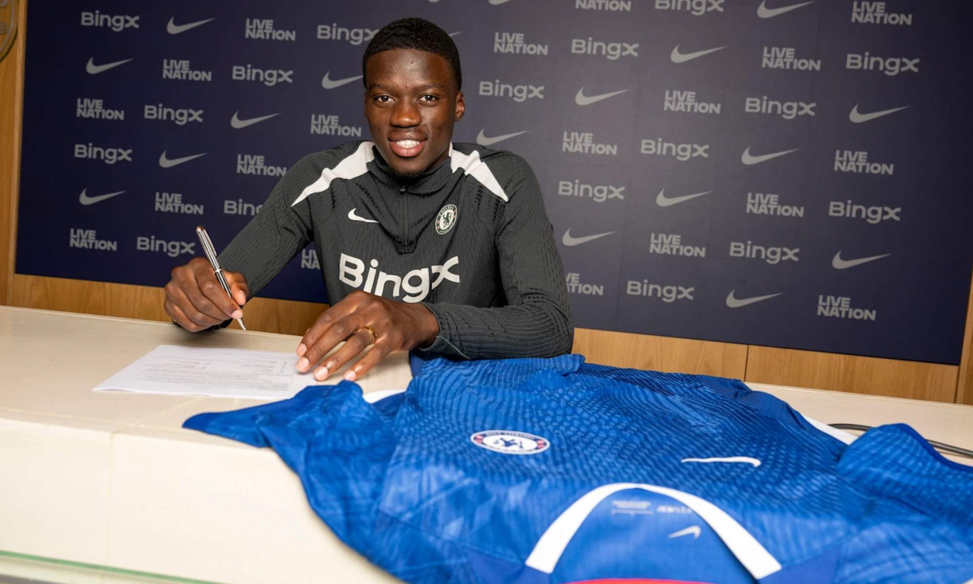 Mamadou Sarr en su firma con el Chelsea
