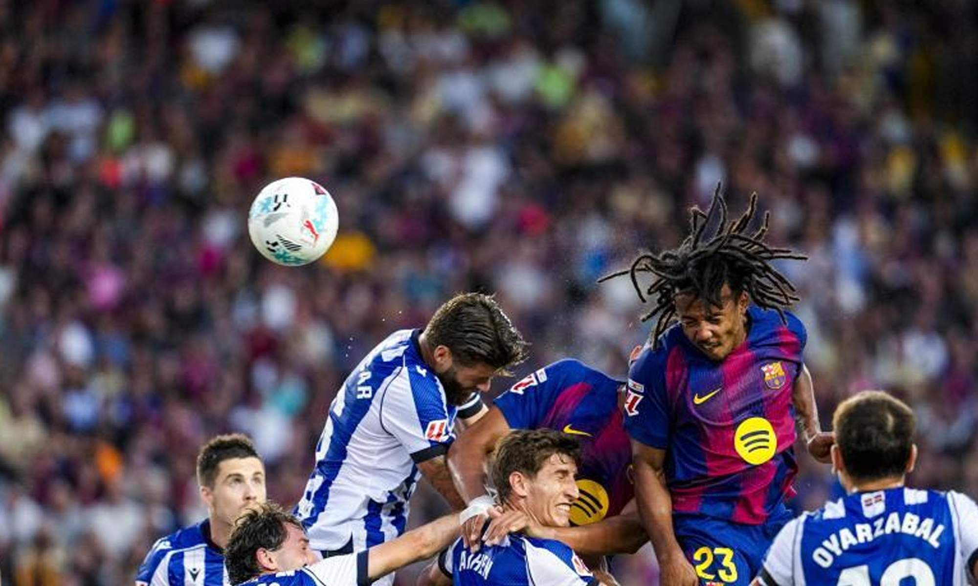 Koundé marcando gol de cabeza a la Real Sociedad. 