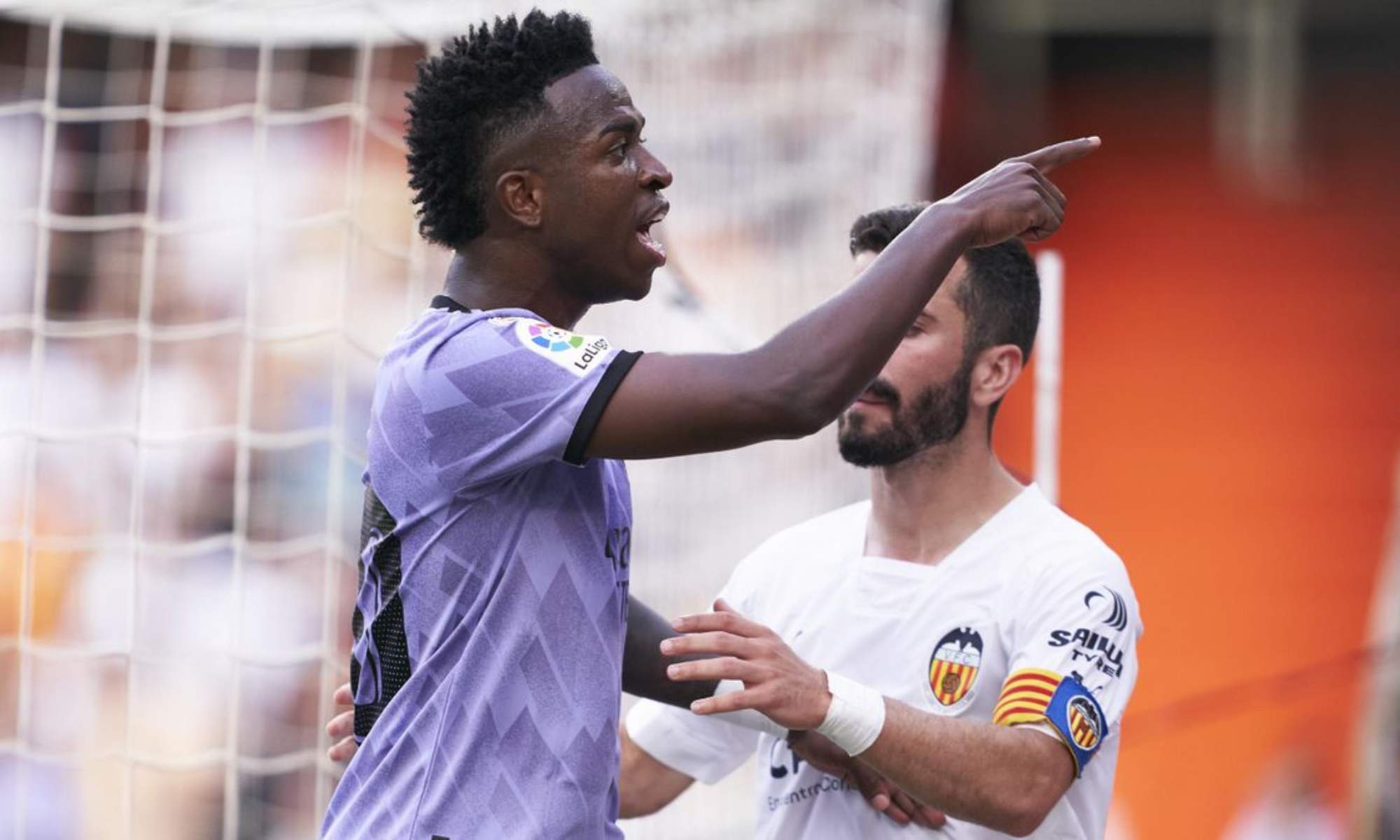 Vinicius Junior y José Luis Gayà, durante el partido en Mestalla entre el Valencia y el Real Madrid que los ches van a denunciar por el documental del jugador madridista en Netflix.