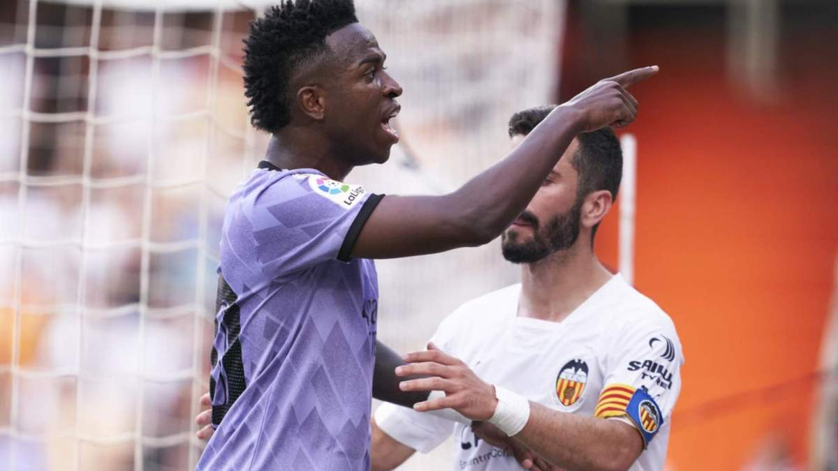 Vinicius Junior y José Luis Gayà, durante el partido en Mestalla entre el Valencia y el Real Madrid que los ches van a denunciar por el documental del jugador madridista en Netflix. Vinicius Junior y José Luis Gayà, durante el partido en Mestalla entre el Valencia y el Real Madrid que los ches van a denunciar por el documental del jugador madridista en Netflix.