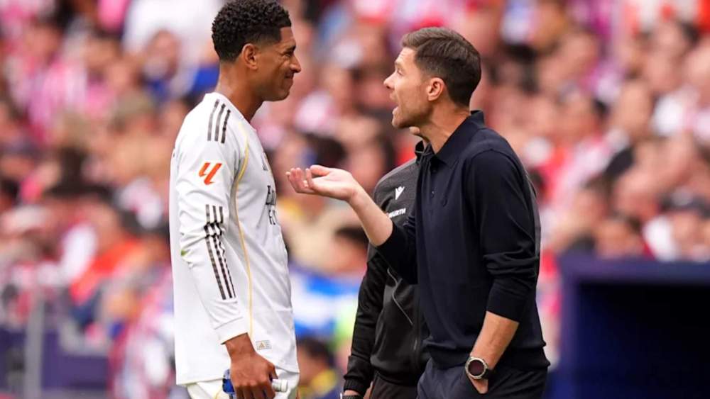 Xabi Alonso, hablando con Jude Bellingham durante el partido del pasado sábado frente al Atlético. Xabi Alonso, hablando con Jude Bellingham durante el partido del pasado sábado frente al Atlético.