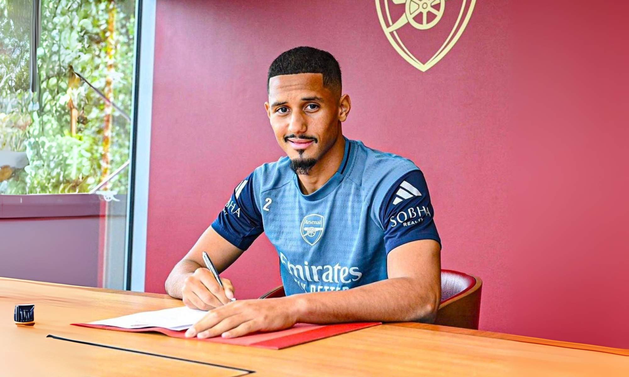 Saliba firmando contrato con el Arsenal