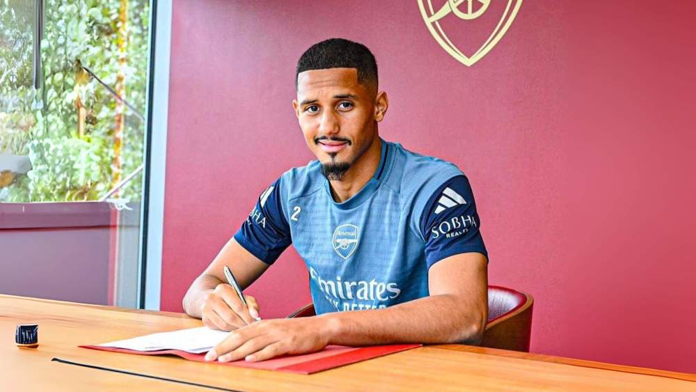 Saliba firmando contrato con el Arsenal Saliba firmando contrato con el Arsenal