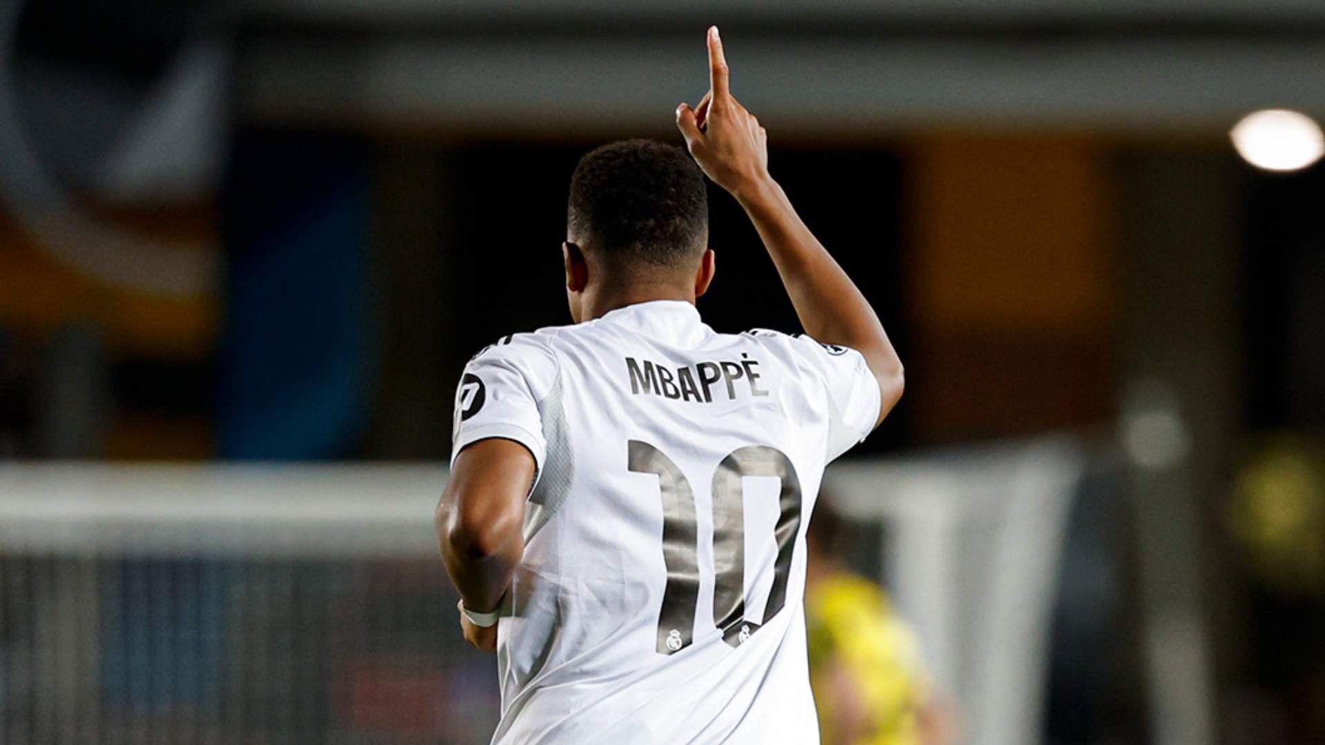 Curiosa reacción del público del Kairat Almaty al cambio de Mbappé