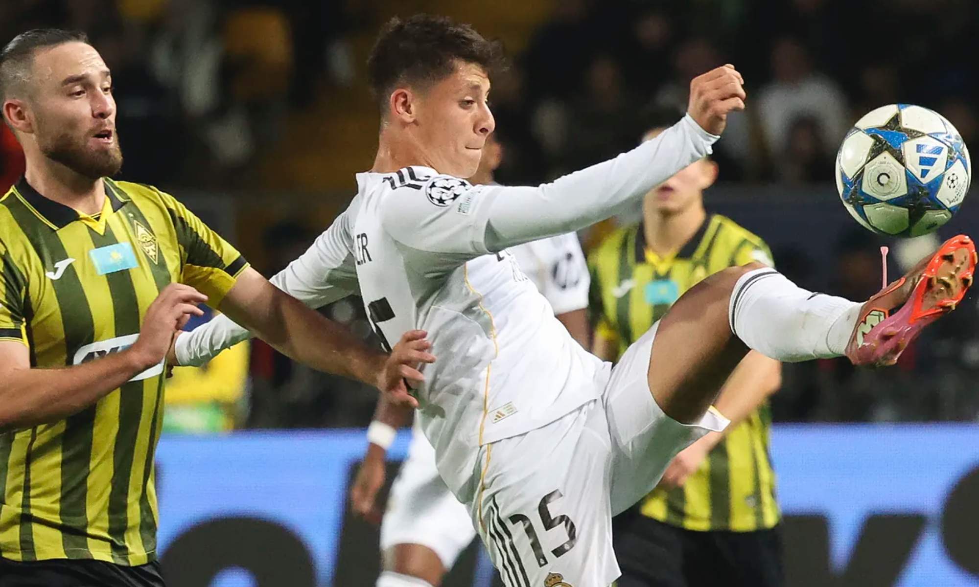 Arda Güler, controlando un balón durante el partido de Champions de este martes contra el Kairat Almaty.