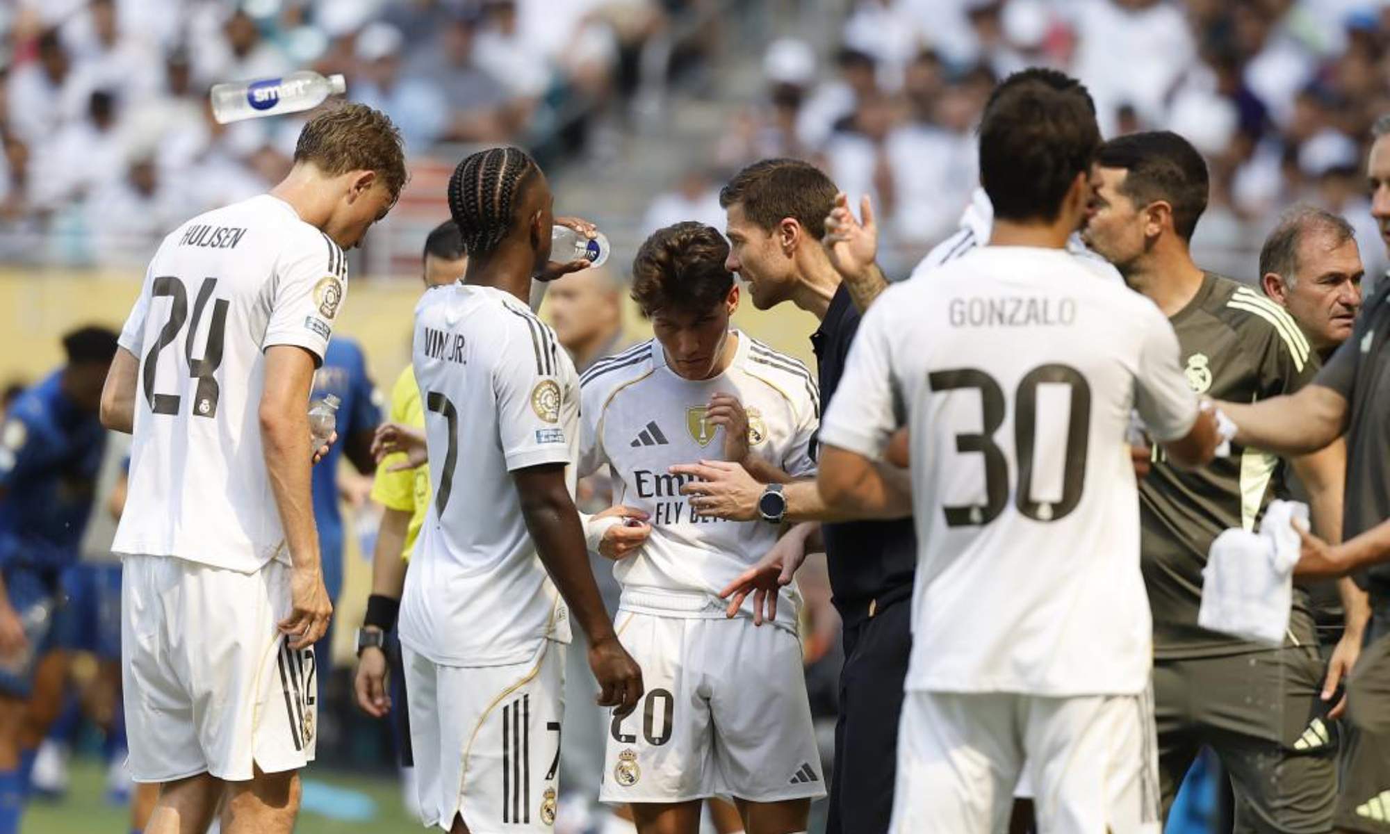 Xabi Alonso, charlando con sus jugadores durante un partido del Real Madrid.