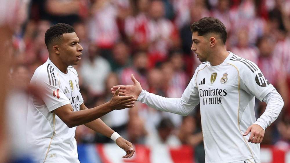 Fede Valverde se choca la mano con Kylian Mbappé, durante un partido de esta temporada con el Real Madrid.