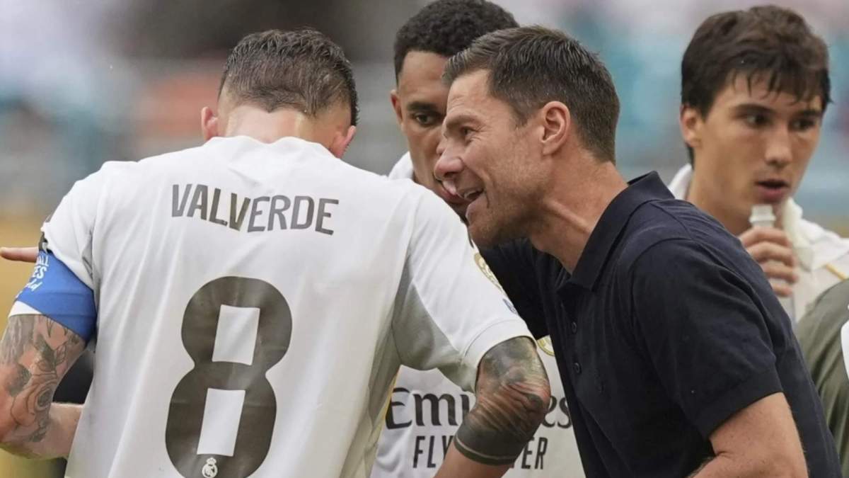 Xabi Alonso, hablando con Fede Valverde durante un partido del Real Madrid.