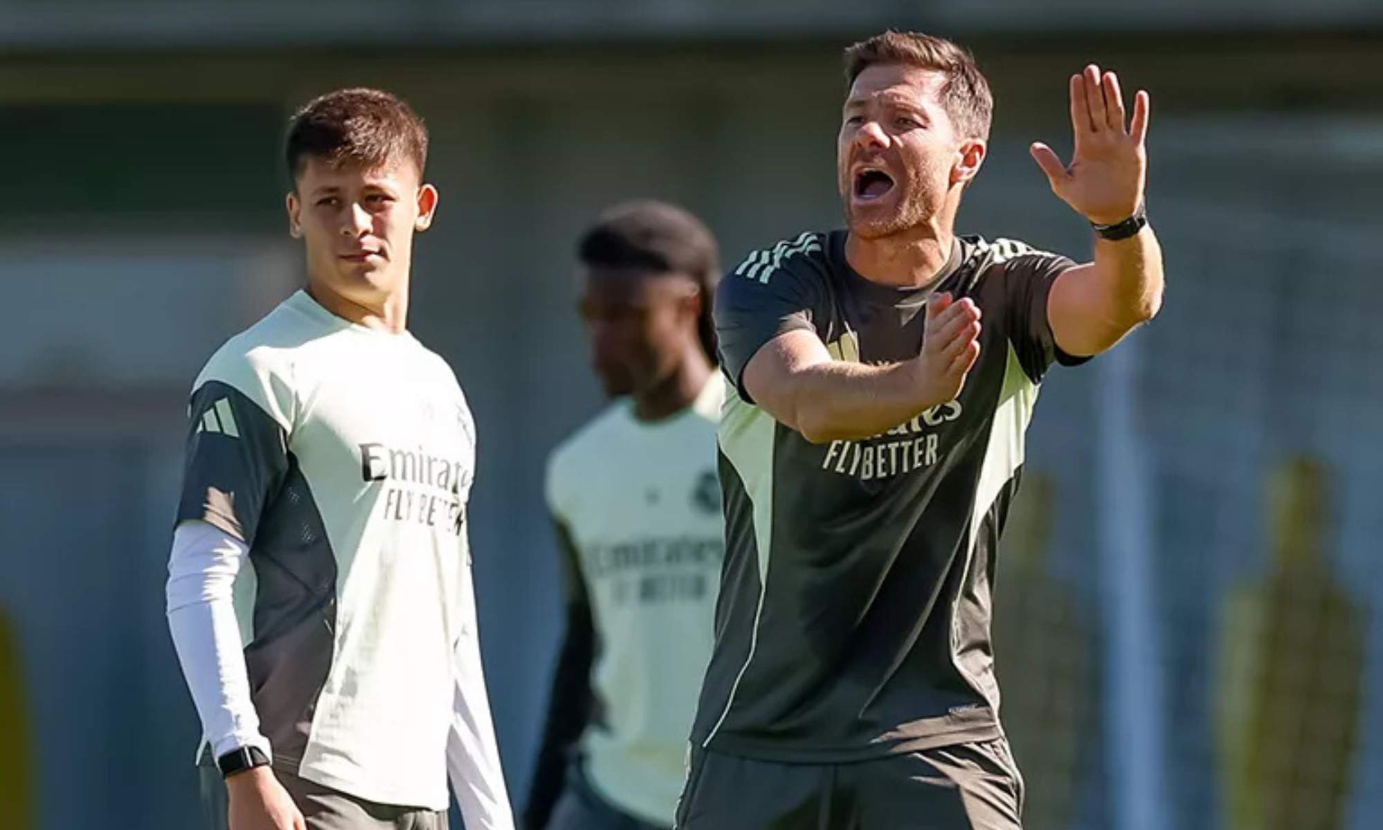 Arda Güler y Xabi Alonso en el entrenamiento de hoy