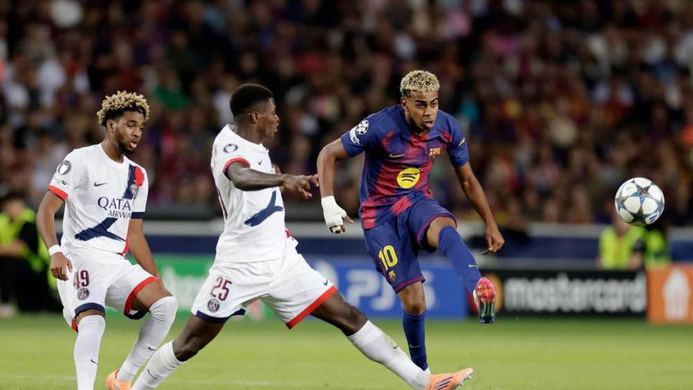 Lamine Yamal, en una acción durante el partido entre el Barça y el PSG.