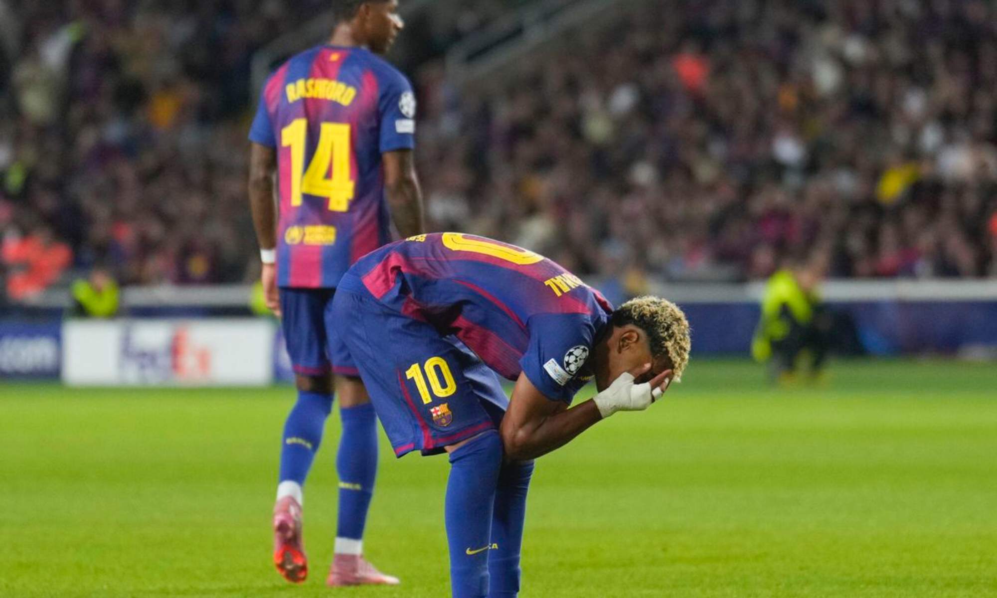 Lamine Yamal, con las manos en la cabeza, ha quedado retratado en Francia después del enfrentamiento de Champions entre Barcelona y PSG.