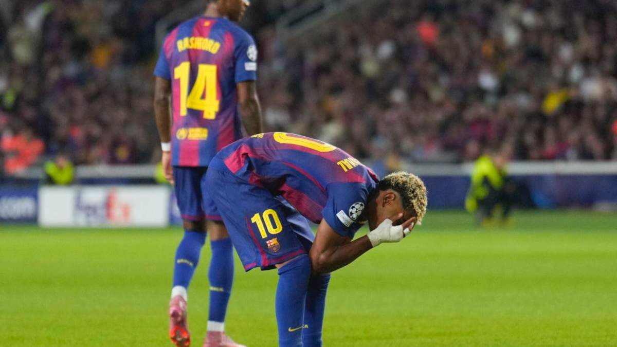 Lamine Yamal, con las manos en la cabeza, ha quedado retratado en Francia después del enfrentamiento de Champions entre Barcelona y PSG. Lamine Yamal, con las manos en la cabeza, ha quedado retratado en Francia después del enfrentamiento de Champions entre Barcelona y PSG.