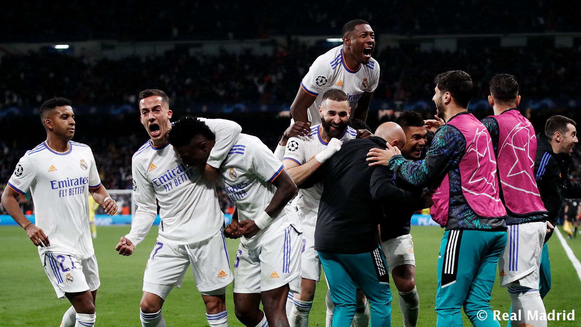 Varios jugadores del Real Madrid celebran un gol