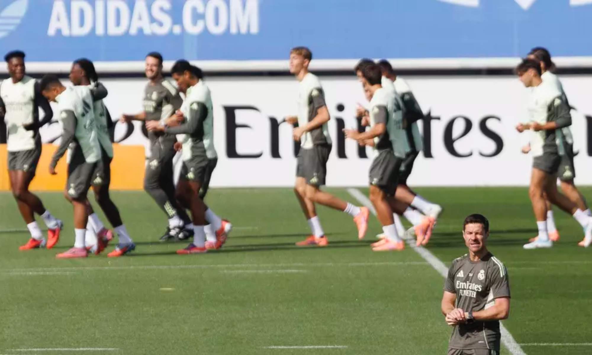 Xabi Alonso, durante un entrenamiento reciente en Valdebebas, junto a sus futbolistas.