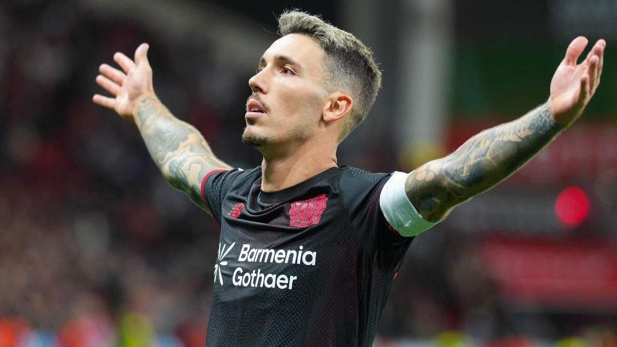 Alejandro Grimaldo celebrando un gol con el Bayer Leverkusen. Alejandro Grimaldo celebrando un gol con el Bayer Leverkusen.