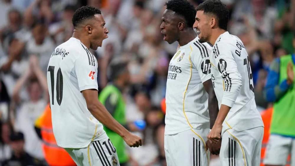 Kylian Mbappé y Vinicius Junior, junto a Dani Ceballos, celebran uno de los goles del brasileño contra el Villarreal.