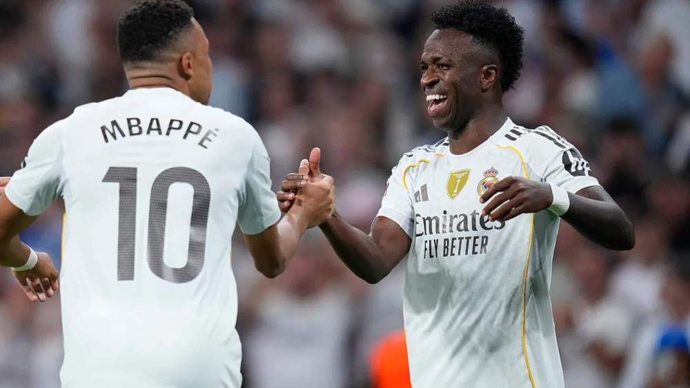 Kylian Mbappé y Vinicius Junior, sonrientes, celebran uno de los goles al Villarreal.
