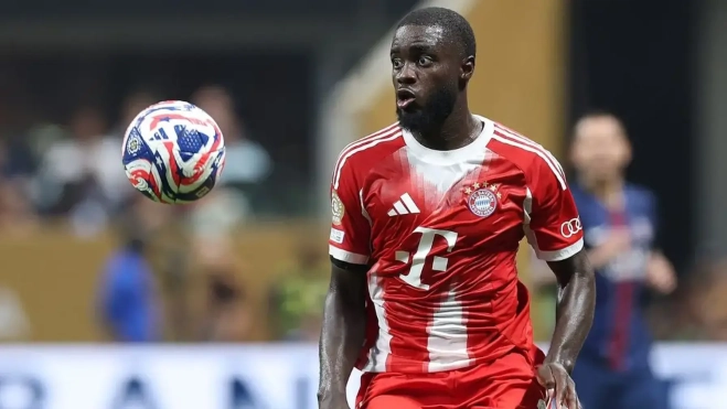 Upamecano disputando un partido con el Bayern Múnich.