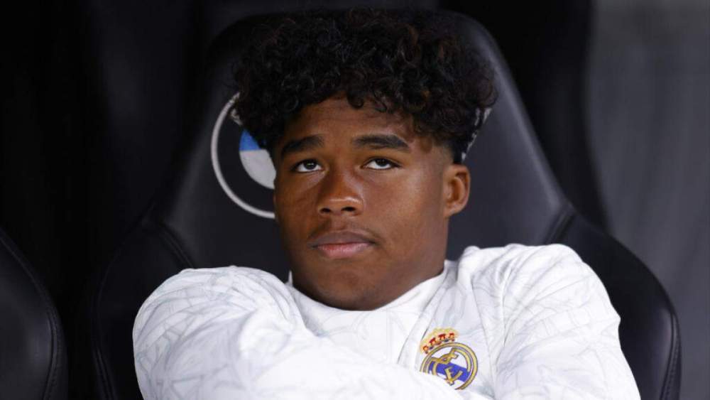 Endrick sentado en el banquillo del Real Madrid. Endrick sentado en el banquillo del Real Madrid.