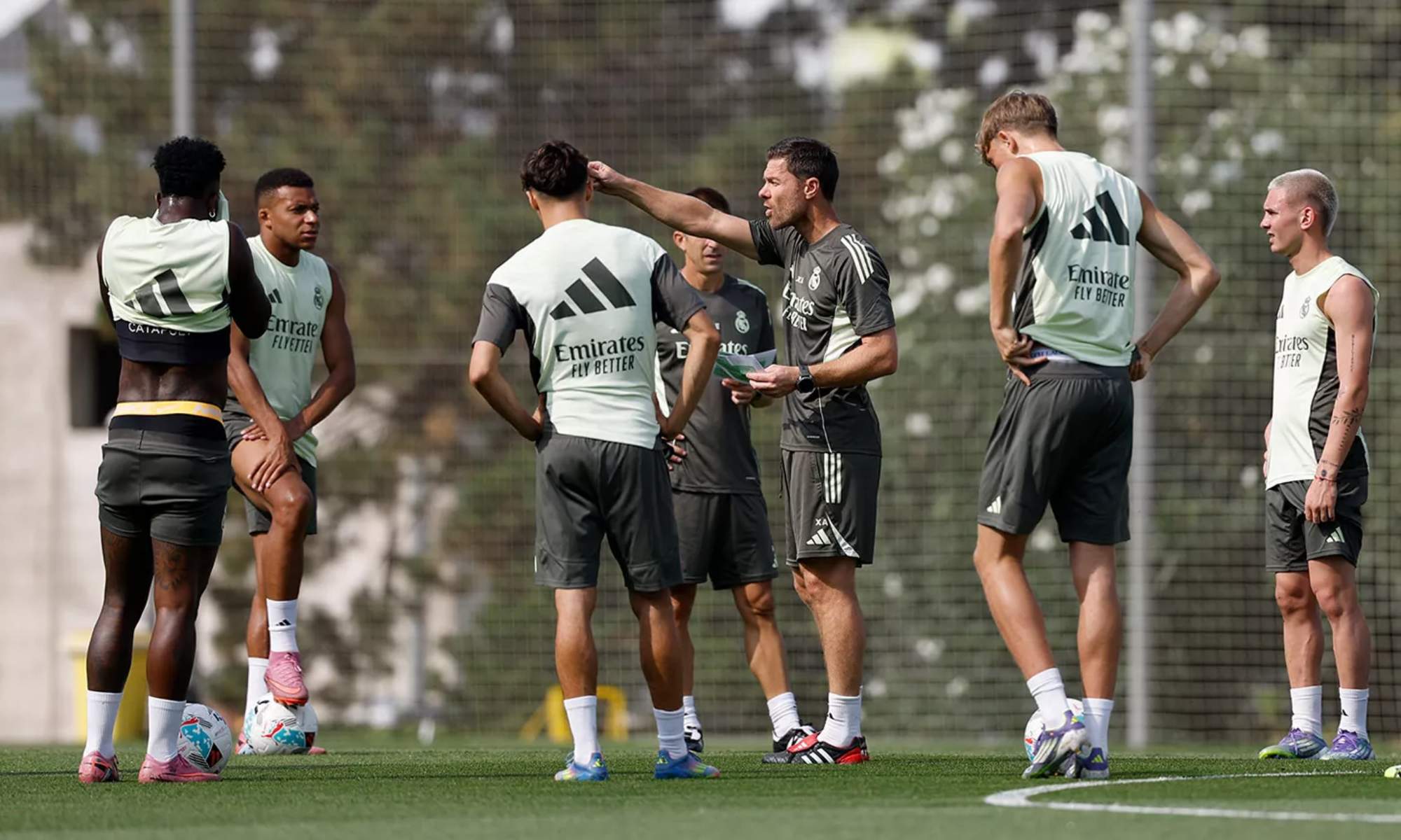 Xabi Alonso, con sus jugadores, durante un entrenamiento en la Ciudad Deportiva de Valdebebas.