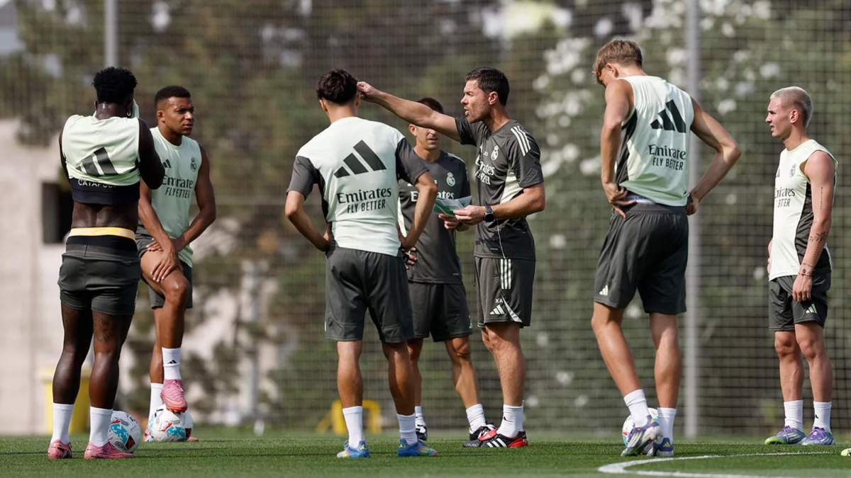 Xabi Alonso, con sus jugadores, durante un entrenamiento en la Ciudad Deportiva de Valdebebas. Xabi Alonso, con sus jugadores, durante un entrenamiento en la Ciudad Deportiva de Valdebebas.