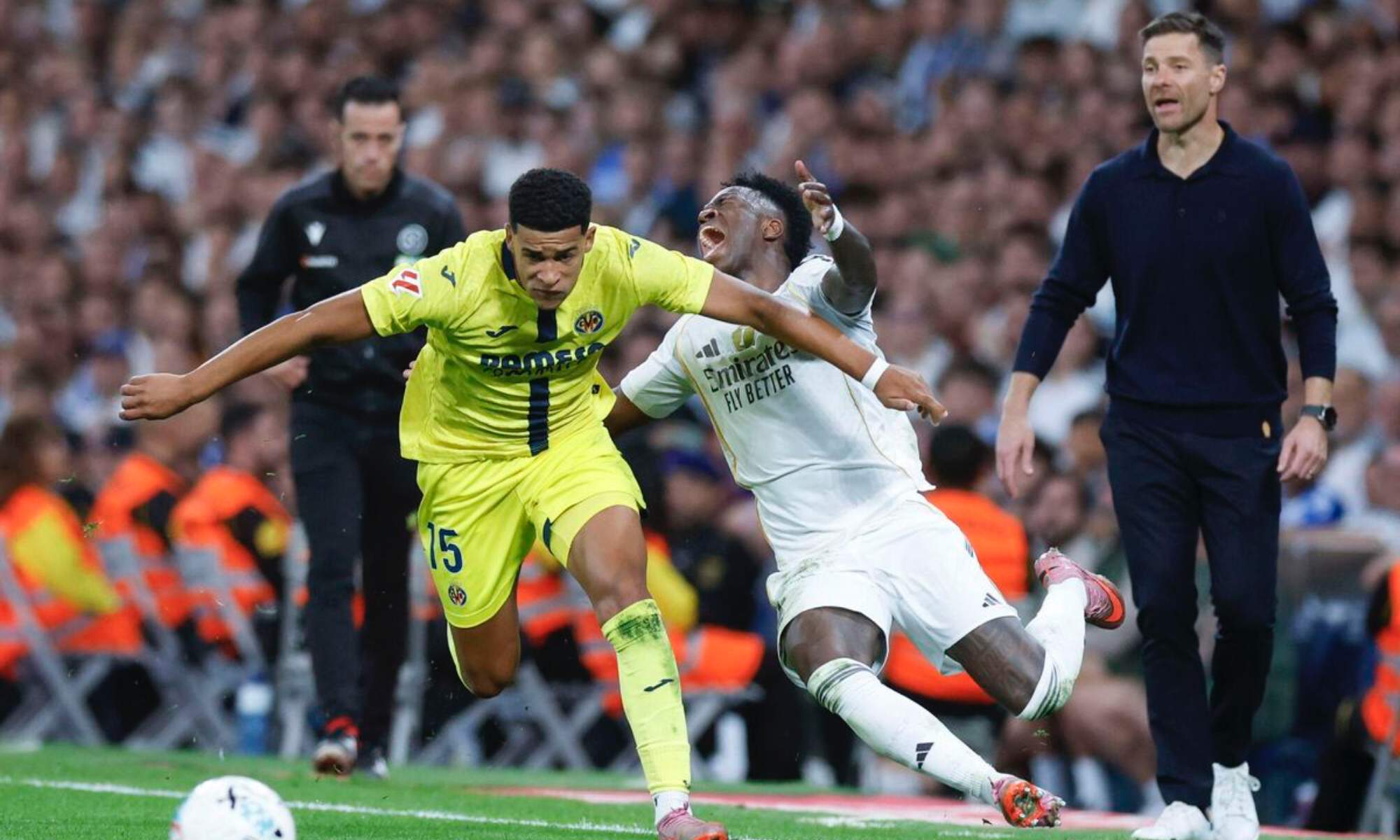 Santiago Mouriño le propina un golpe a Vinicius Junior durante el Real Madrid-Villarreal.