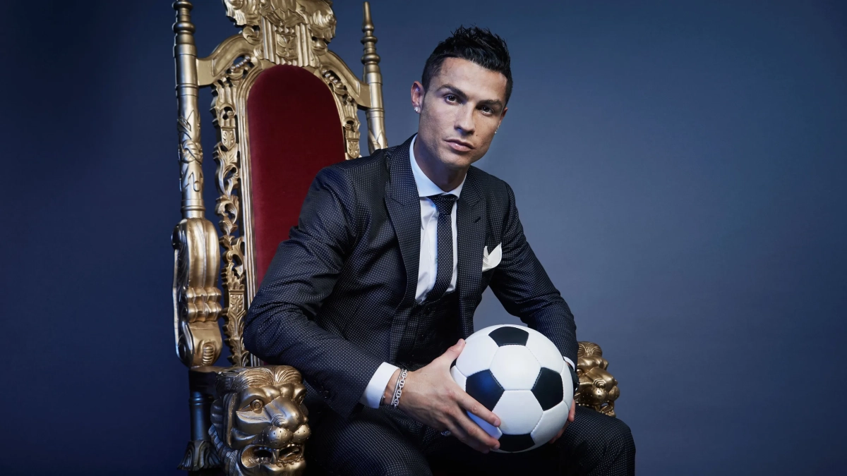 Cristiano Ronaldo en un trono vestido de traje