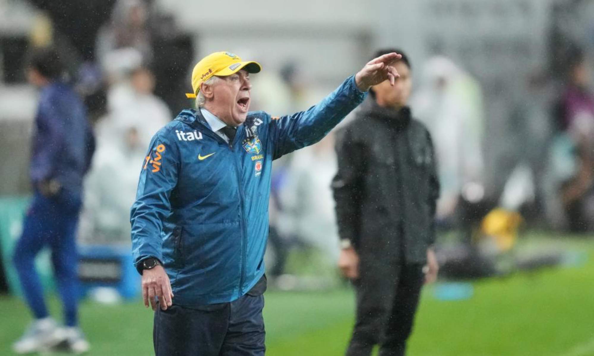 Carlo Ancelotti, dando órdenes a sus futbolistas en la Selección brasileña en el partido de este viernes contra Corea del Sur.