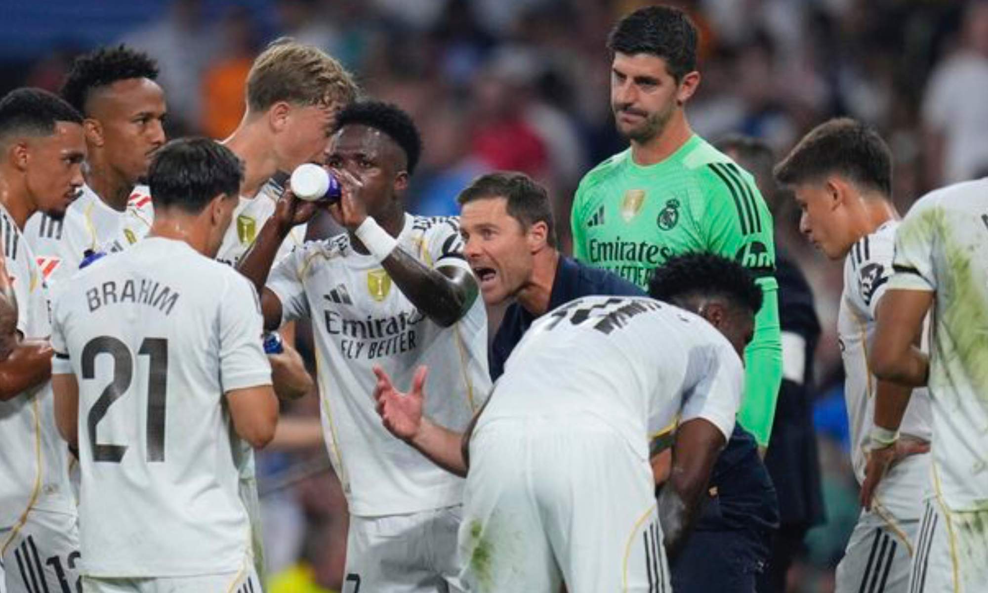 Xabi Alonso, hablando con sus jugadores durante un partido del Real Madrid durante esta temporada.