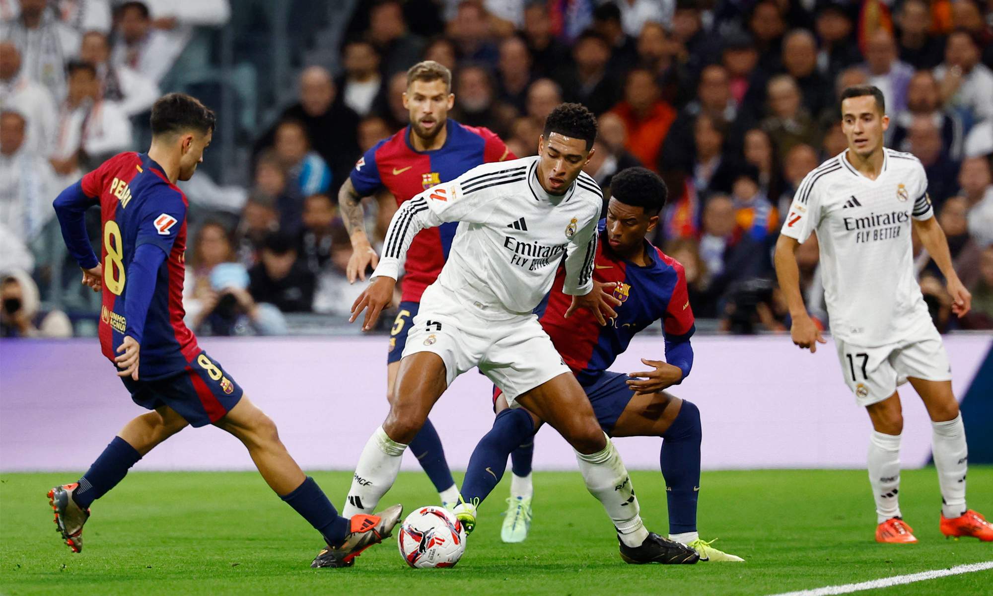 Jude Bellingham defendiendo un balón durante un Clásico.