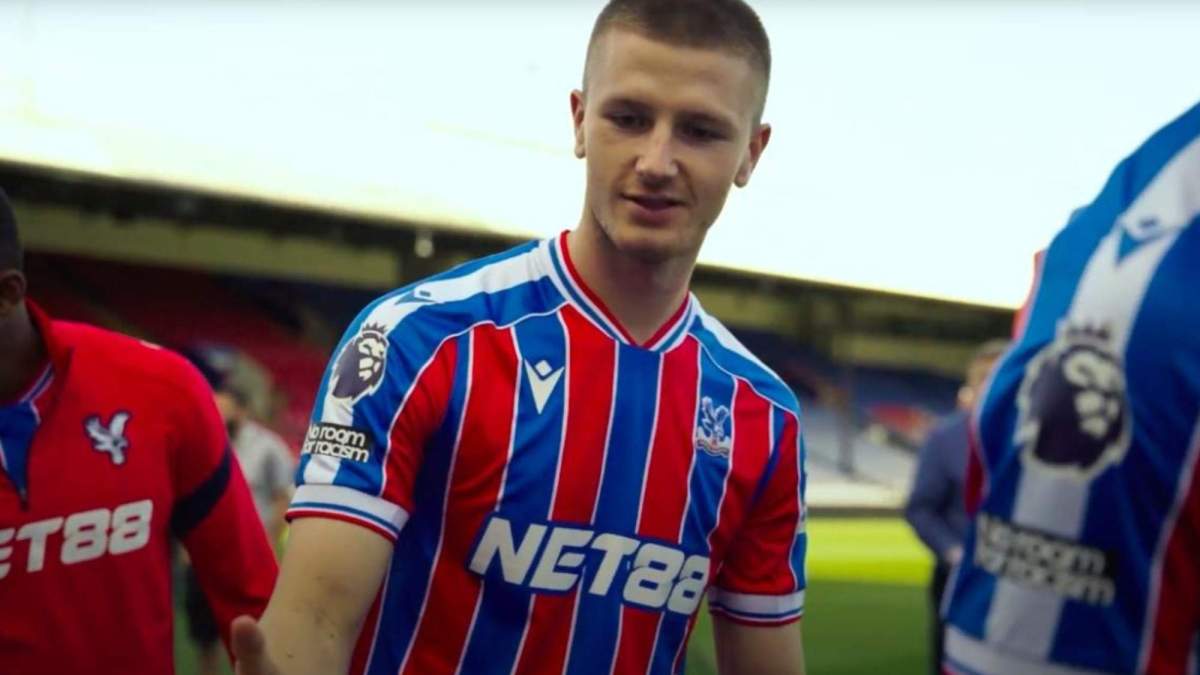 Adam Wharton antes de empezar un partido con el Crystal Palace