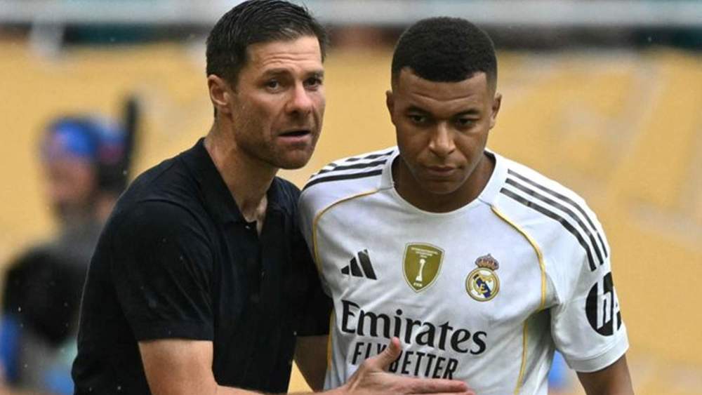 Xabi Alonso y Kylian Mbappé en un partido del Real Madrid. Xabi Alonso y Kylian Mbappé en un partido del Real Madrid.