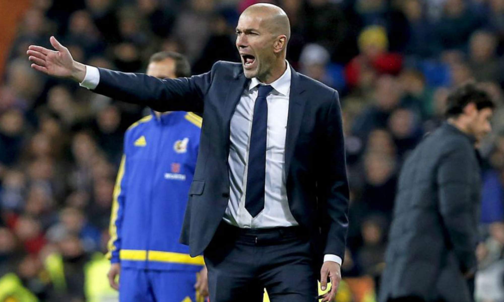 Zinedine Zidane, dando órdenes a los jugadores del Real Madrid durante su etapa como entrenador blanco.