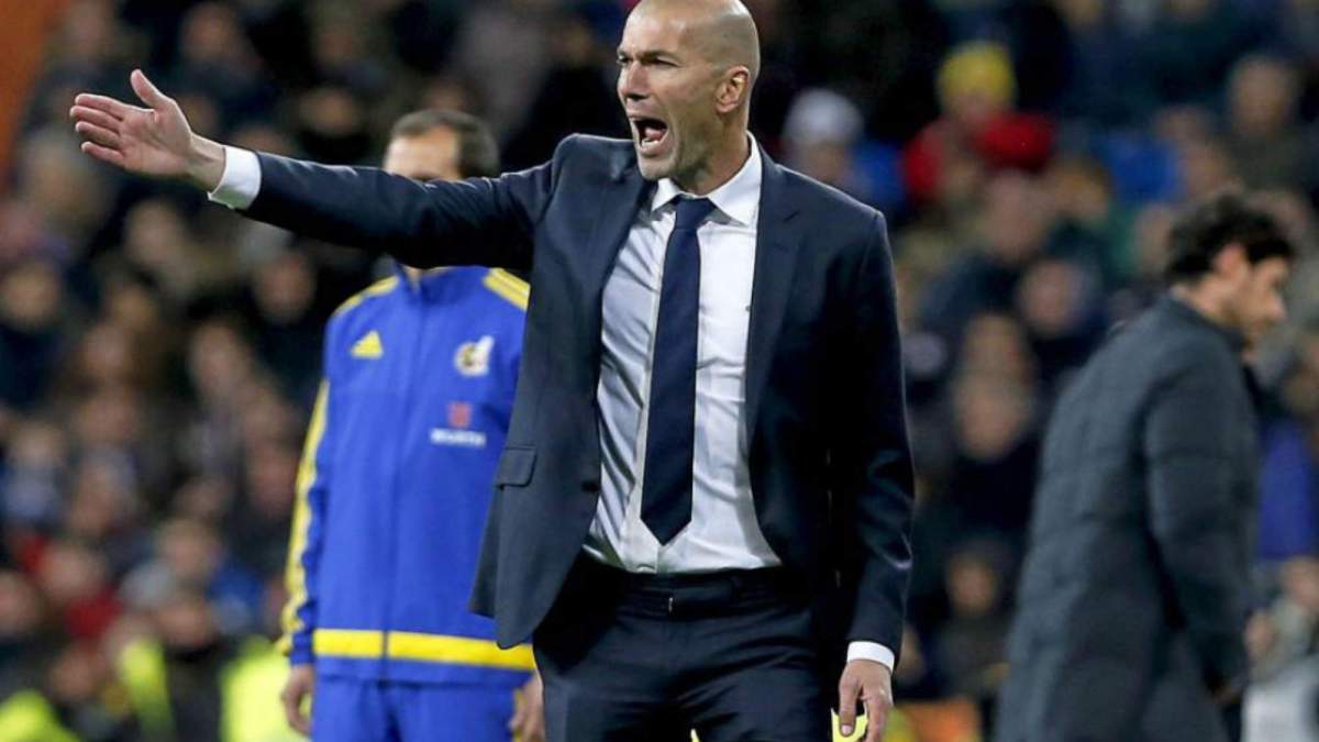 Zinedine Zidane, dando órdenes a los jugadores del Real Madrid durante su etapa como entrenador blanco.