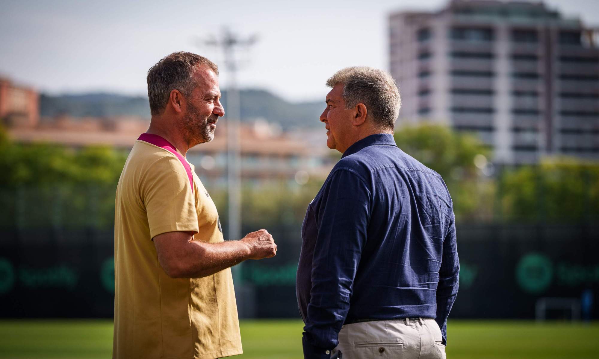 Hansi Flick y Joan Laporta, hablando durante un entrenamiento del Barça de la pasada temporada.