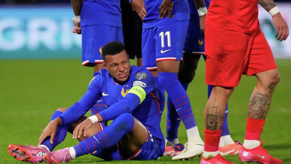 Kylian Mbappé tuvo que abandonar la concentración con Francia tras el primer partido por notar molestias nuevamente en su tobillo derecho.