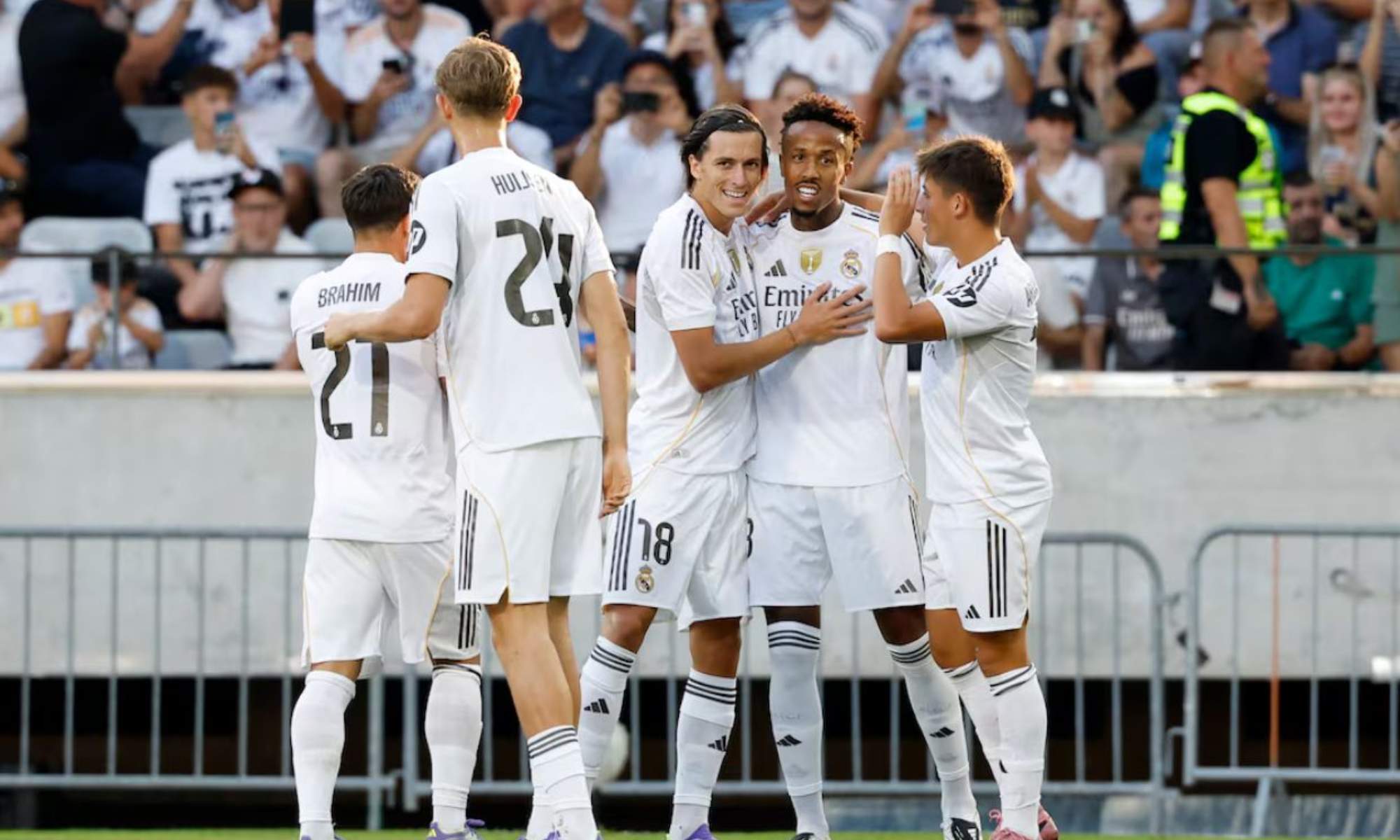 Arda Güler, celebrando un gol con el Real Madrid, junto a varios de sus compañeros.