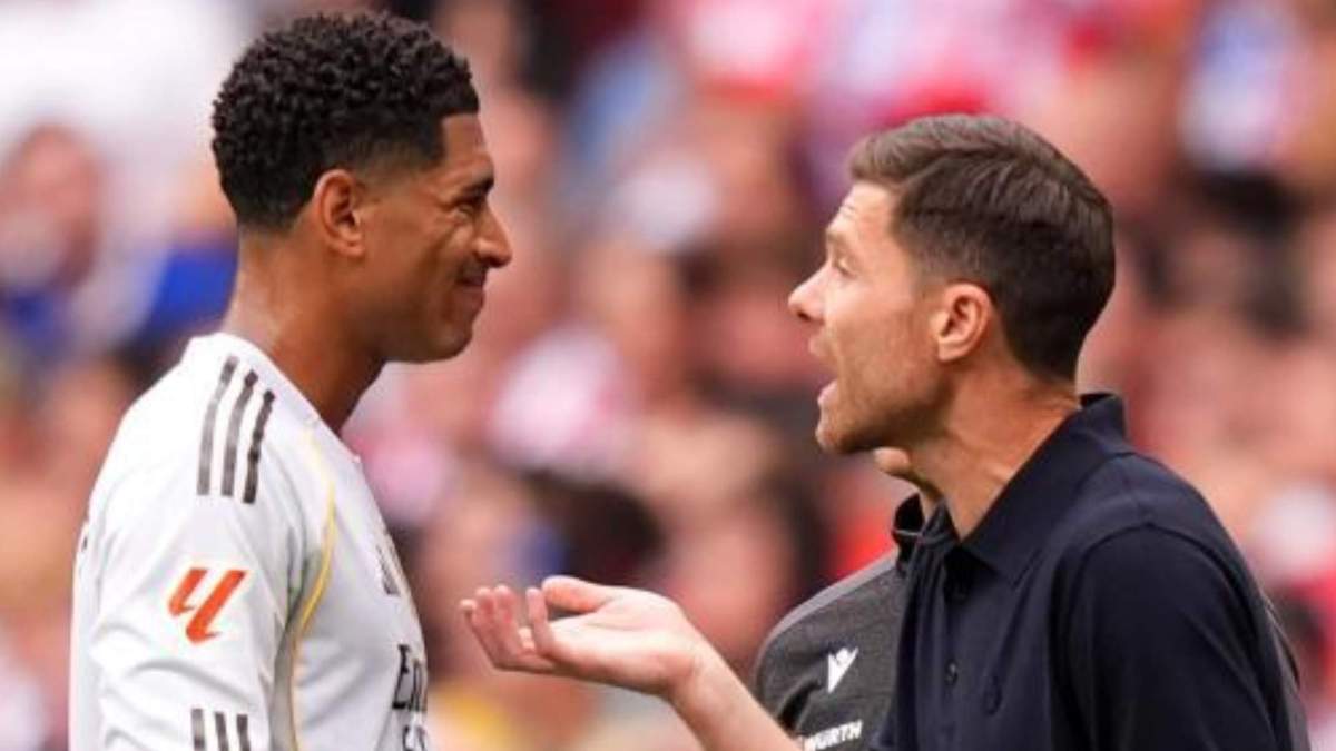 Xabi Alonso hablando con Bellingham