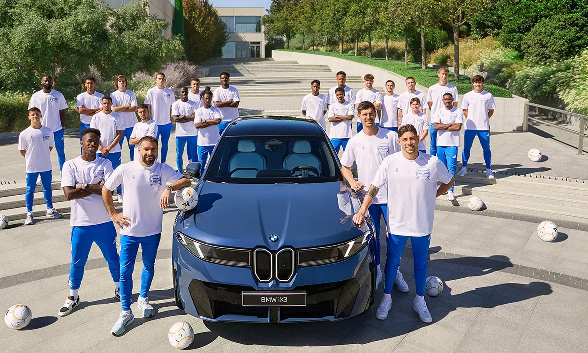 Jugadores del Real Madrid y un coche de la marca BMW.
