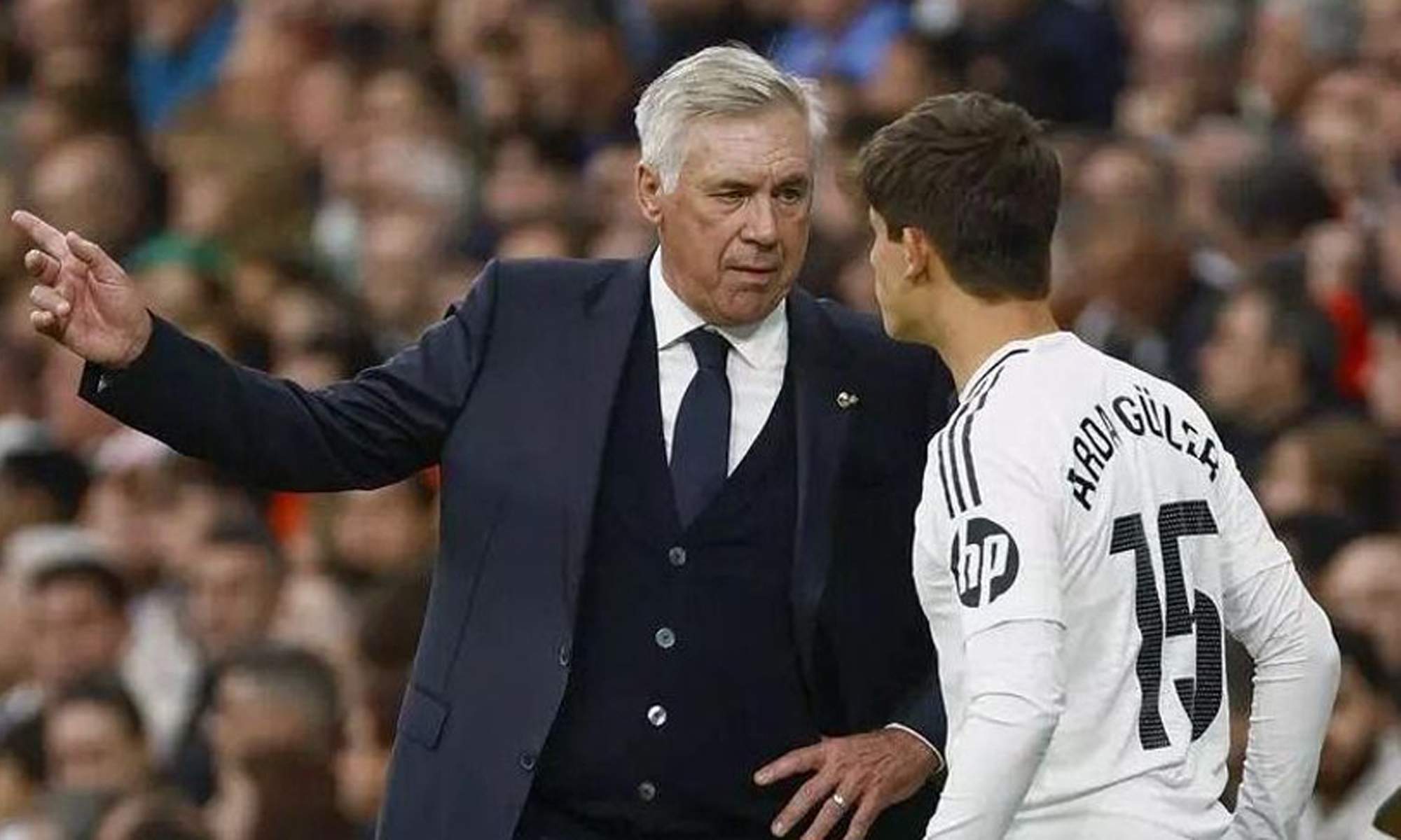 Arda Güler y Carlo Ancelotti en un partido del Real Madrid.