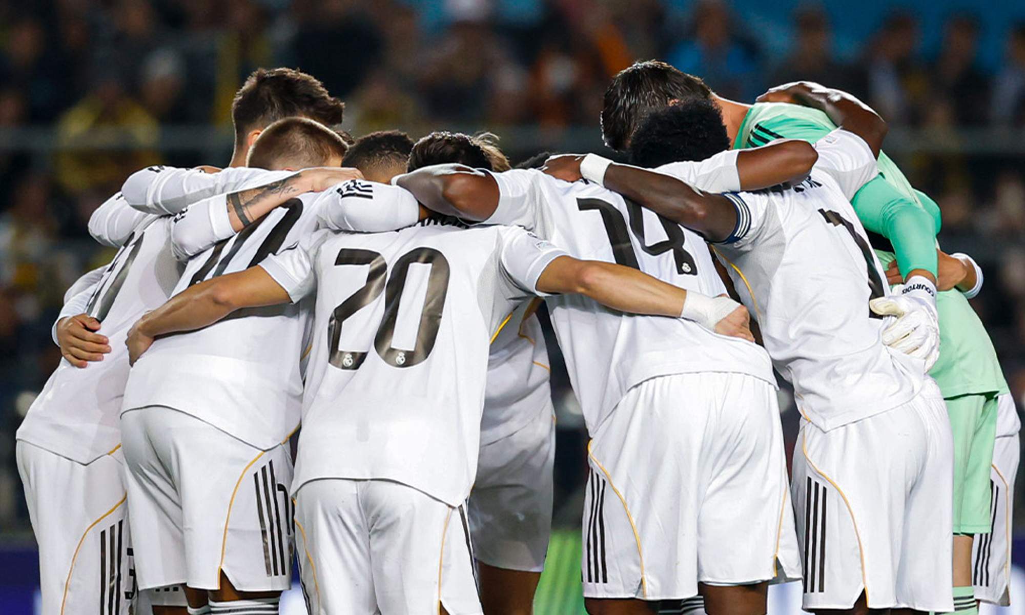 Jugadores del Real Madrid charlando antes de comenzar un partido.