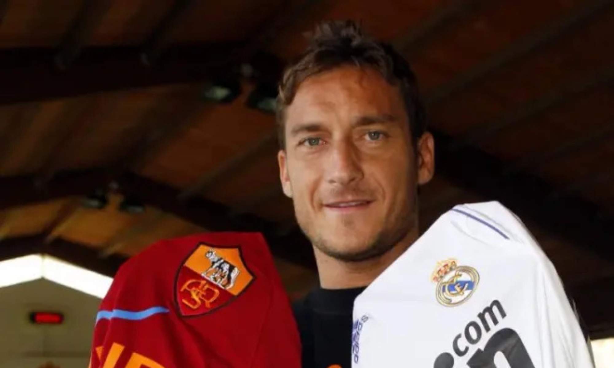 Totti con las camisetas de Roma y Real Madrid