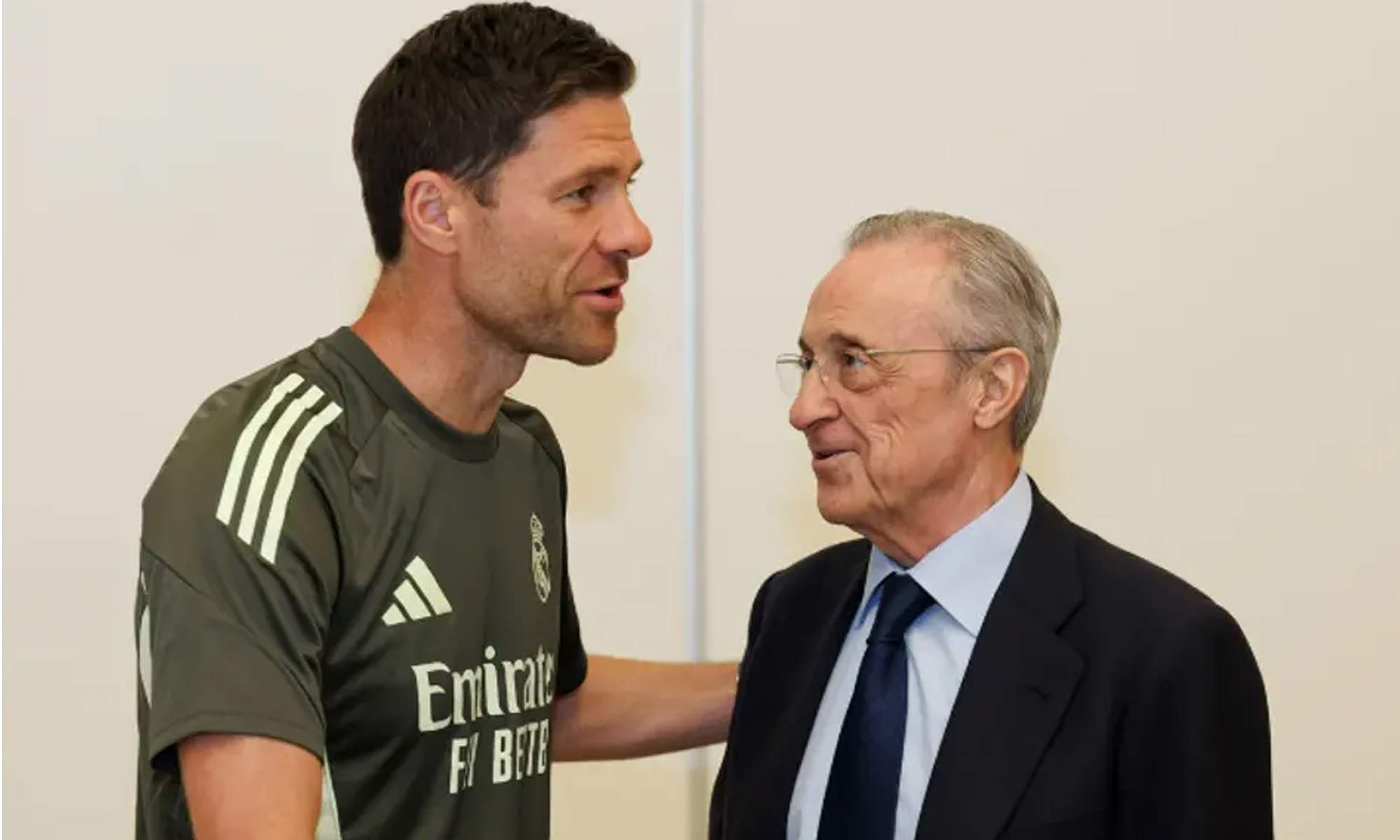 Xabi Alonso y Florentino Pérez durante una reunión.