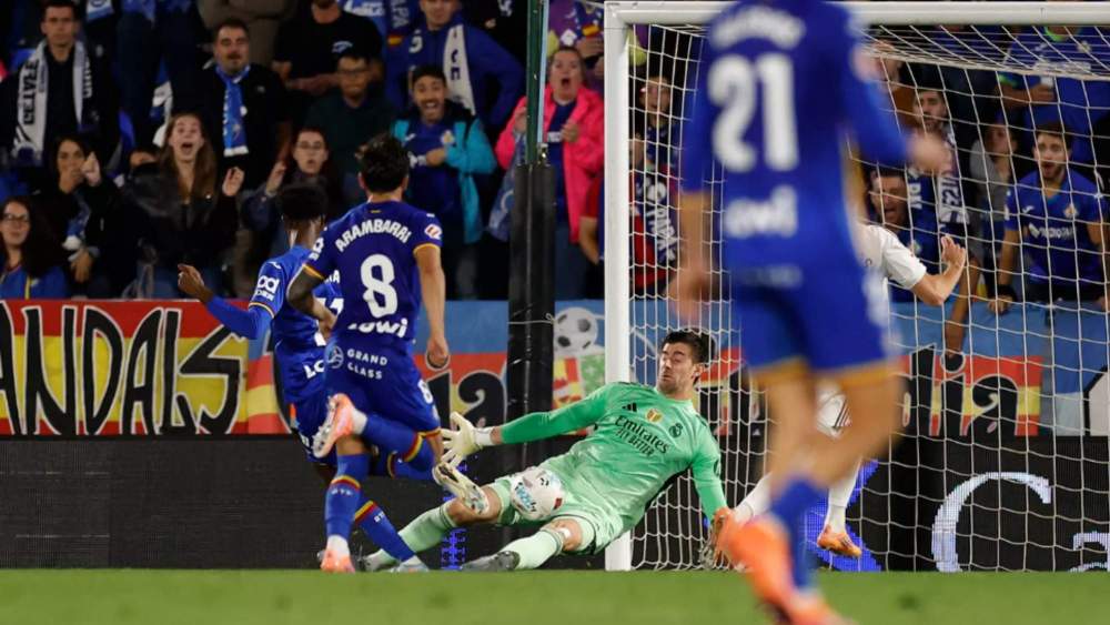 courtois parada getafe coliseum courtois parada getafe coliseum