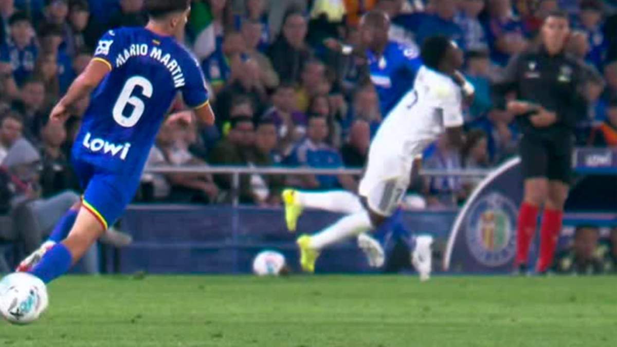 Una toma de la acción que le costó a Nyom la roja directa en el Coliseum Una toma de la acción que le costó a Nyom la roja directa en el Coliseum