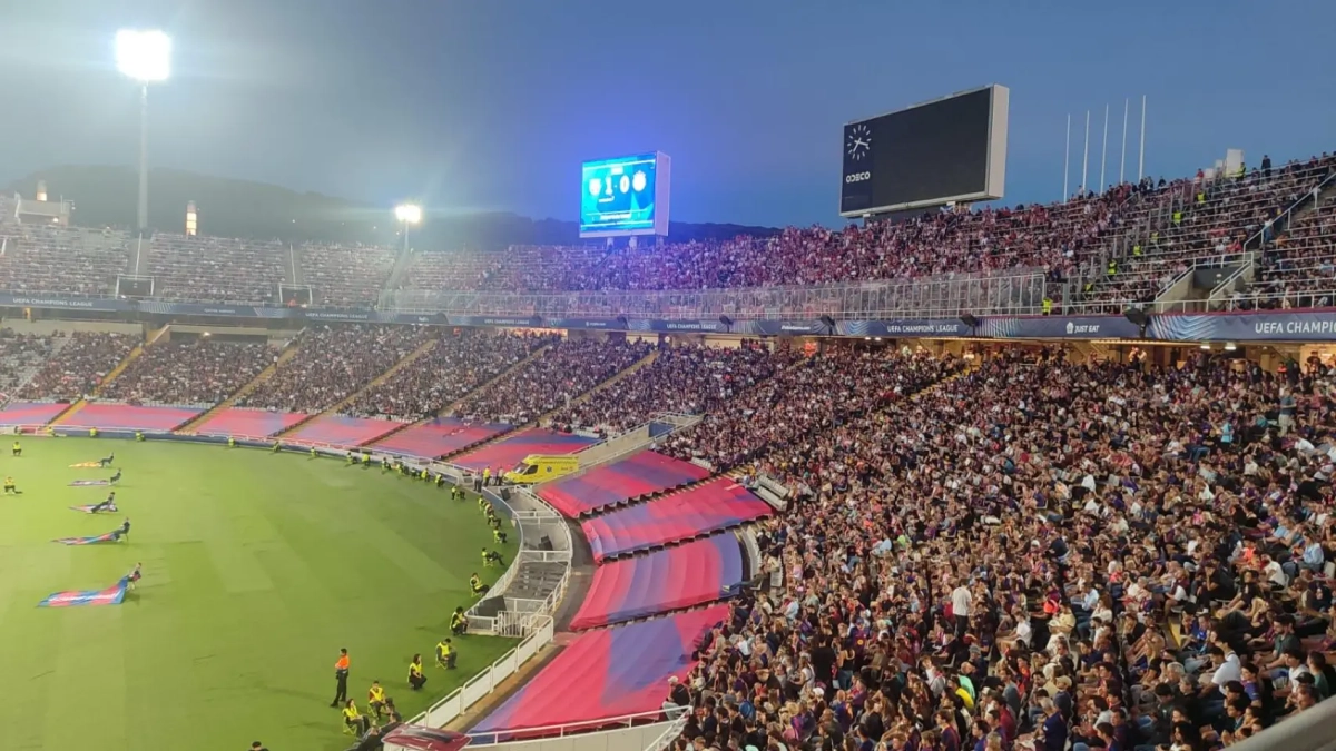 Vista panorámica de las gradas del Lluís Companys ante Olympiacos