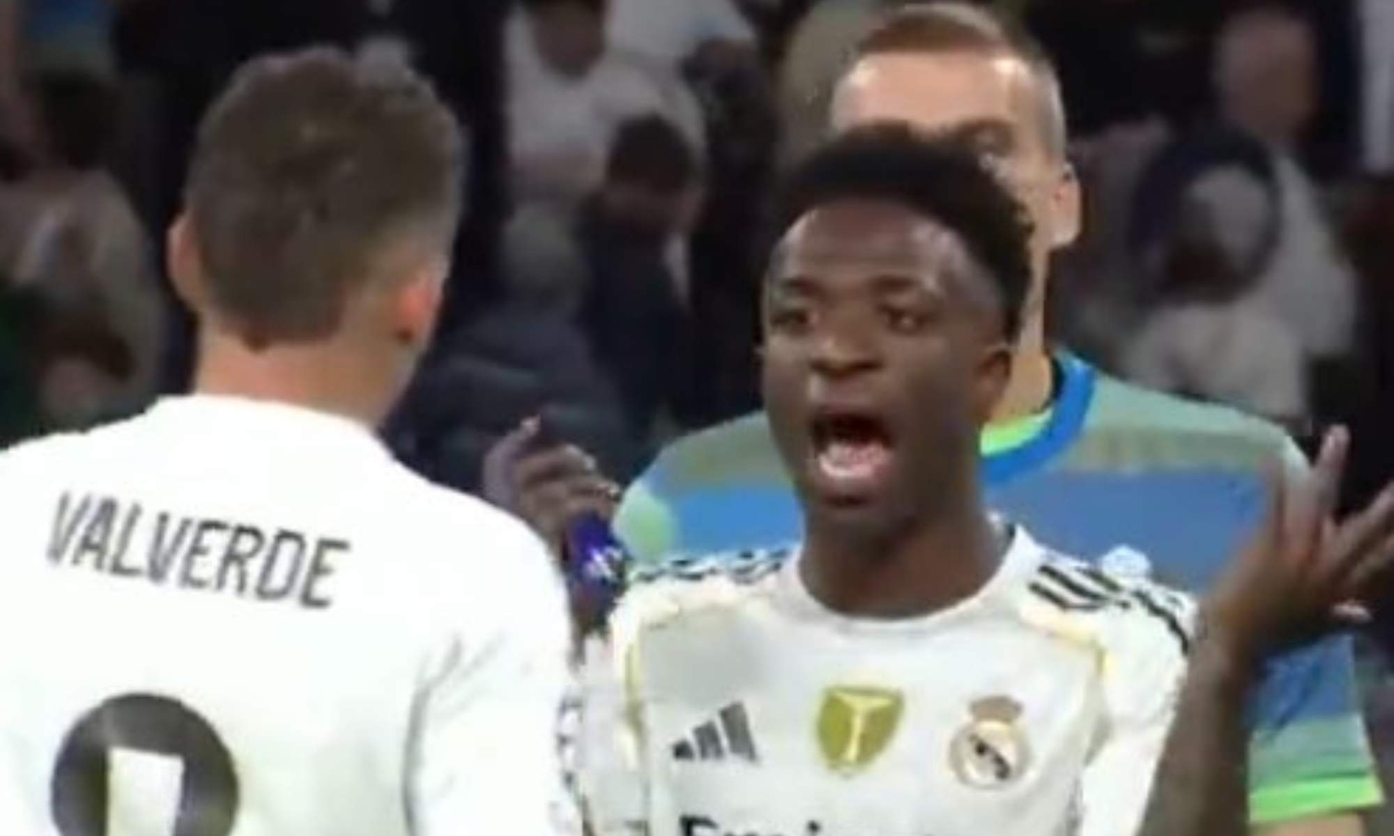 Vinicius pidiendo a Fede Valverde que tire Vinicius pidiendo a Fede Valverde que tire